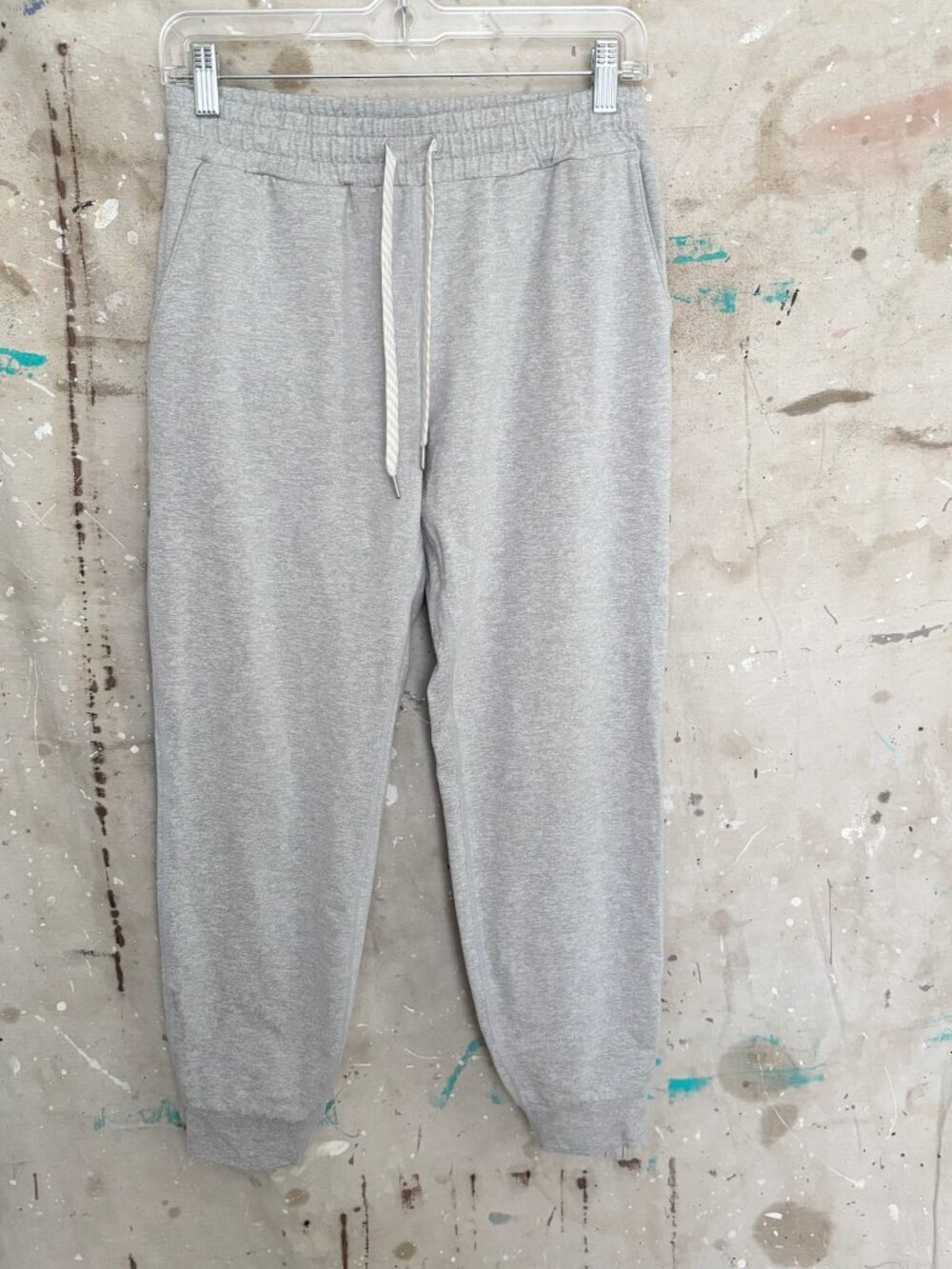 Vuori Performance Jogger in Light Gray Heather